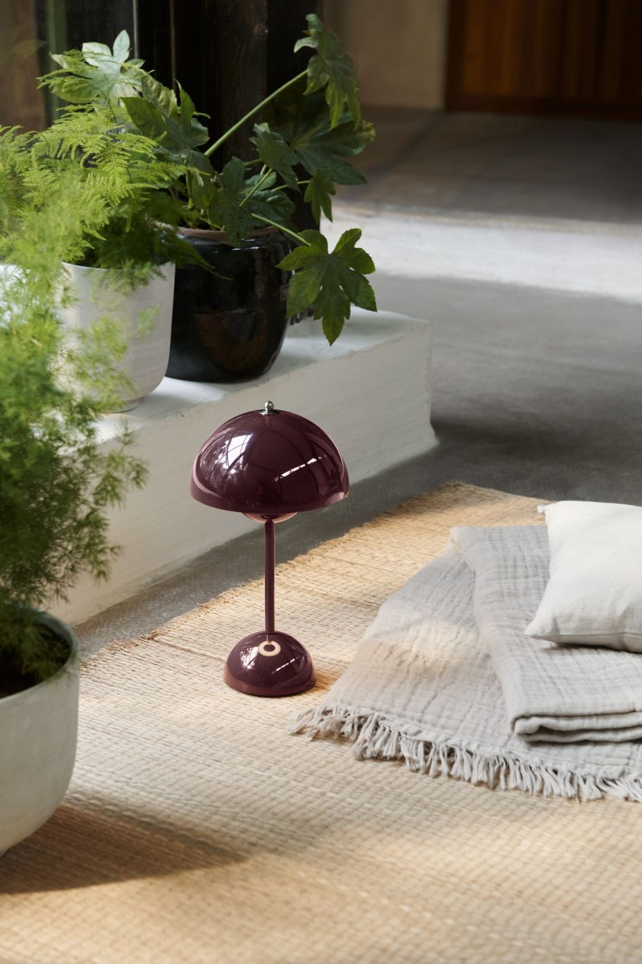 Flowerpot VP9 draagbare acculamp / tafellamp met USB AndTradition donkere pruim
