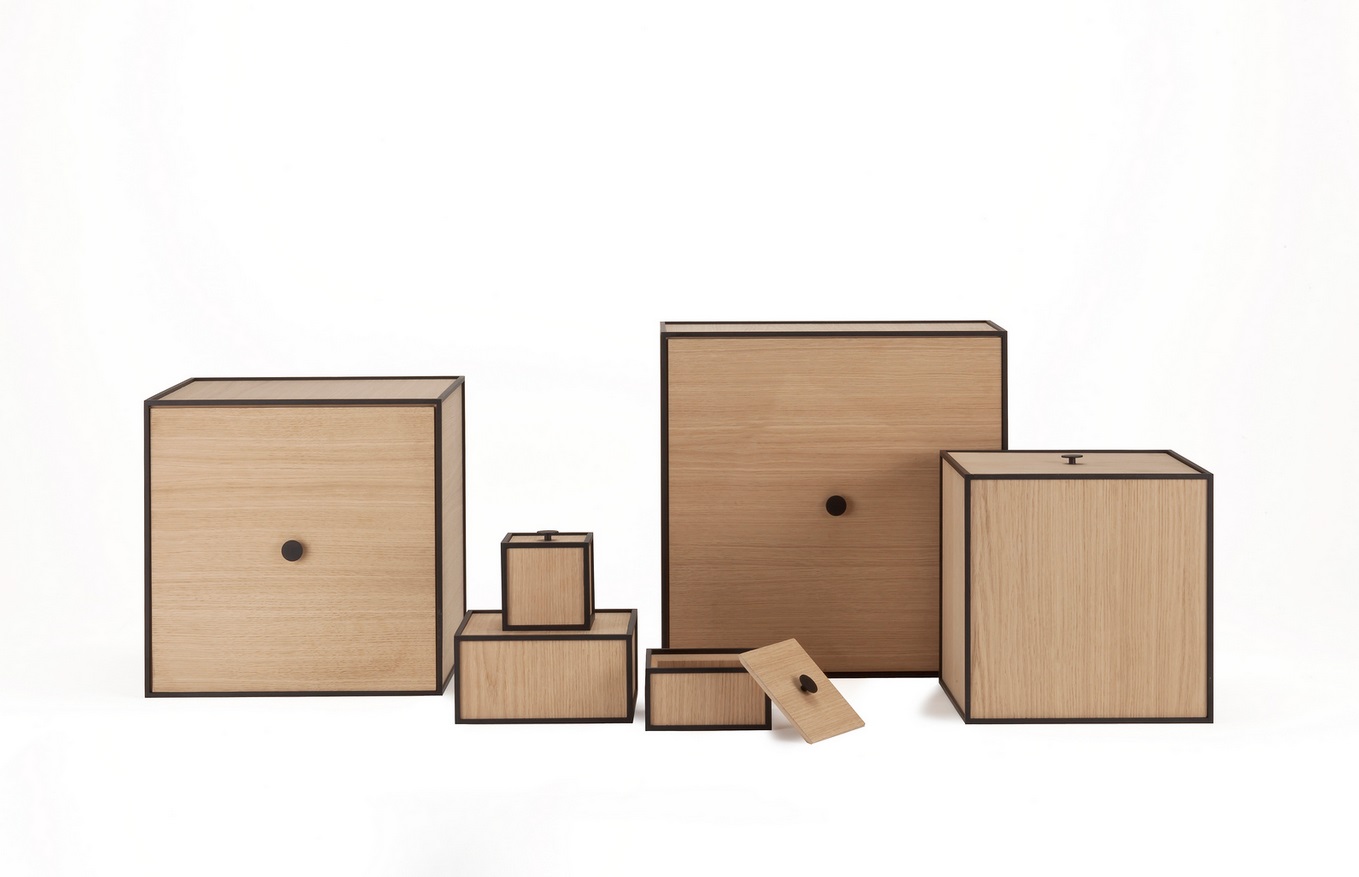 Audo Frame Aufbewahrungsboxen in verschiedenen Größen, gefertigt aus hellem Holz mit schwarzen Rahmen, modernes Design.