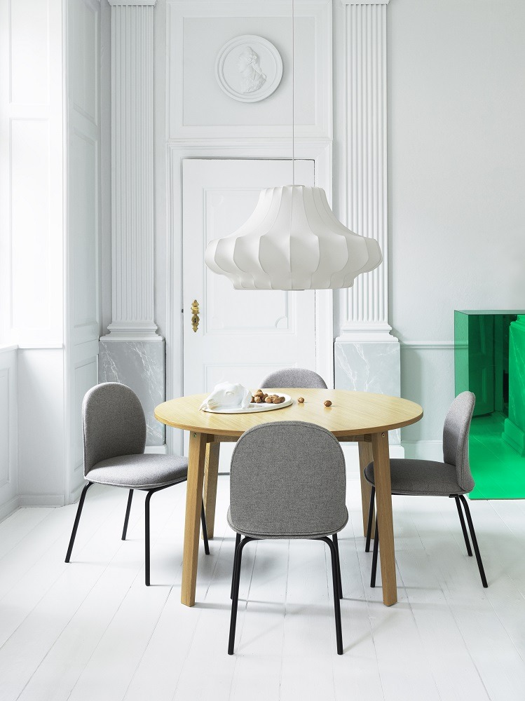 Ace Chair Stuhl von Normann Copenhagen, gepolstert in Grau, mit schwarzem Metallgestell an Esstisch.