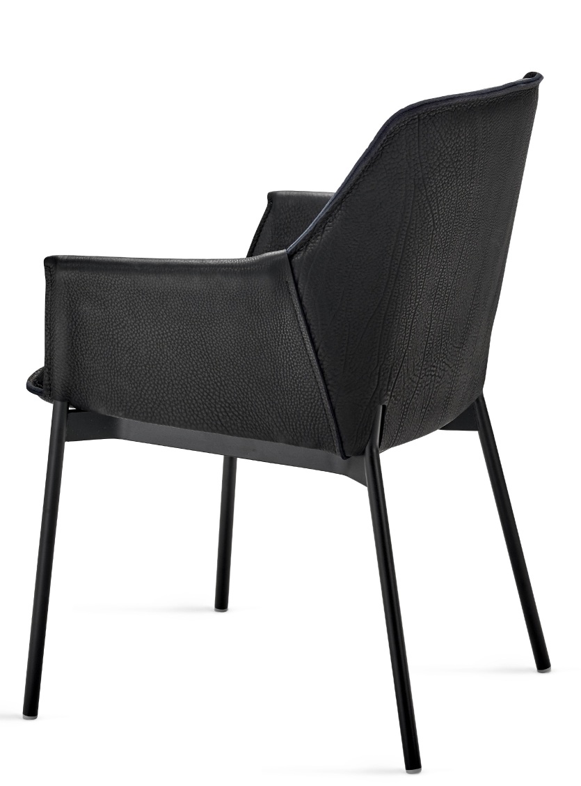 Schwarzer Grace Lounge Chair High von Freifrau Manufaktur, Ledersessel mit Armlehne und filigranem Metallgestell.