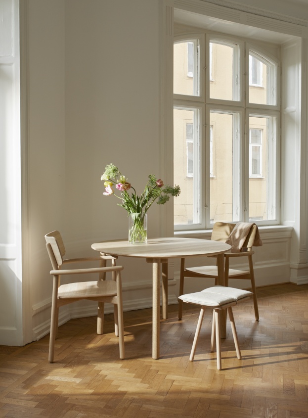 Hven Tisch von Skagerak by Fritz Hansen: Runder Esstisch aus geölter Eiche mit Stühlen.
