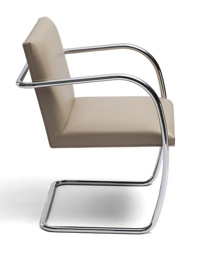 Beiger Brno Stuhl mit Rundrohrgestell von Knoll International, Seitenansicht. Designklassiker für Büro und Wohnbereich.