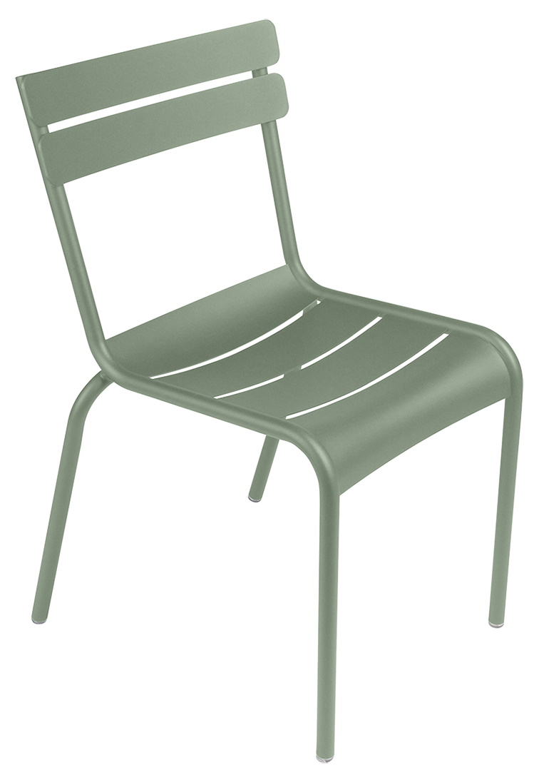 Luxembourg Stuhl von Fermob in Schwarzkirsche: Moderner Outdoor Sessel aus Metall für Garten und Terrasse.