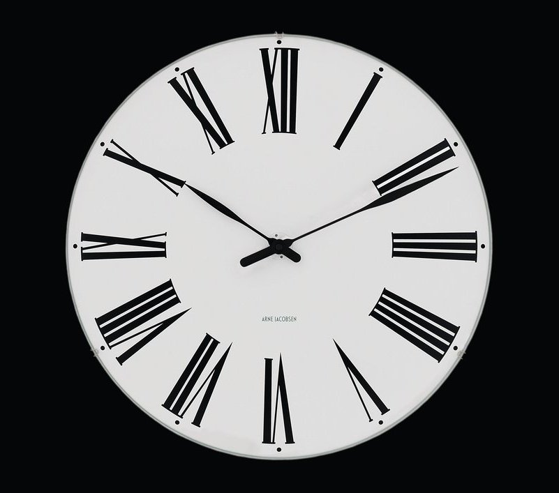 Rosendahl Wanduhr mit römischen Ziffern, minimalistisches Design für Wohnzimmer und Büro. Zeitlose Wanddekoration.
