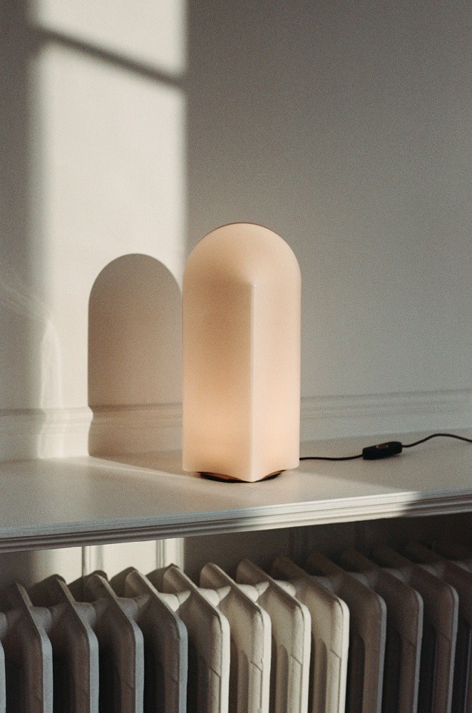 Nahaufnahme der Parade Table Lamp Tischleuchte von Hay, abstraktes Design mit warmem Licht.