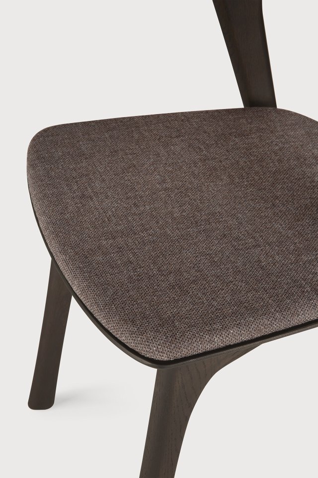 Detailaufnahme Bok Stuhl mit braunem Stoffbezug und Eichenholzgestell. Esszimmerstuhl von Ethnicraft.