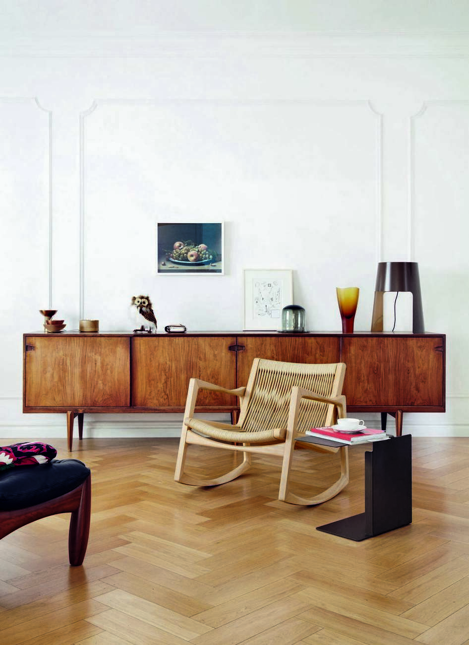 Euvira Schaukelstuhl von ClassiCon, ungepolstert, mit Holzrahmen und geflochtener Sitzfläche, im stilvollen Wohnzimmer.