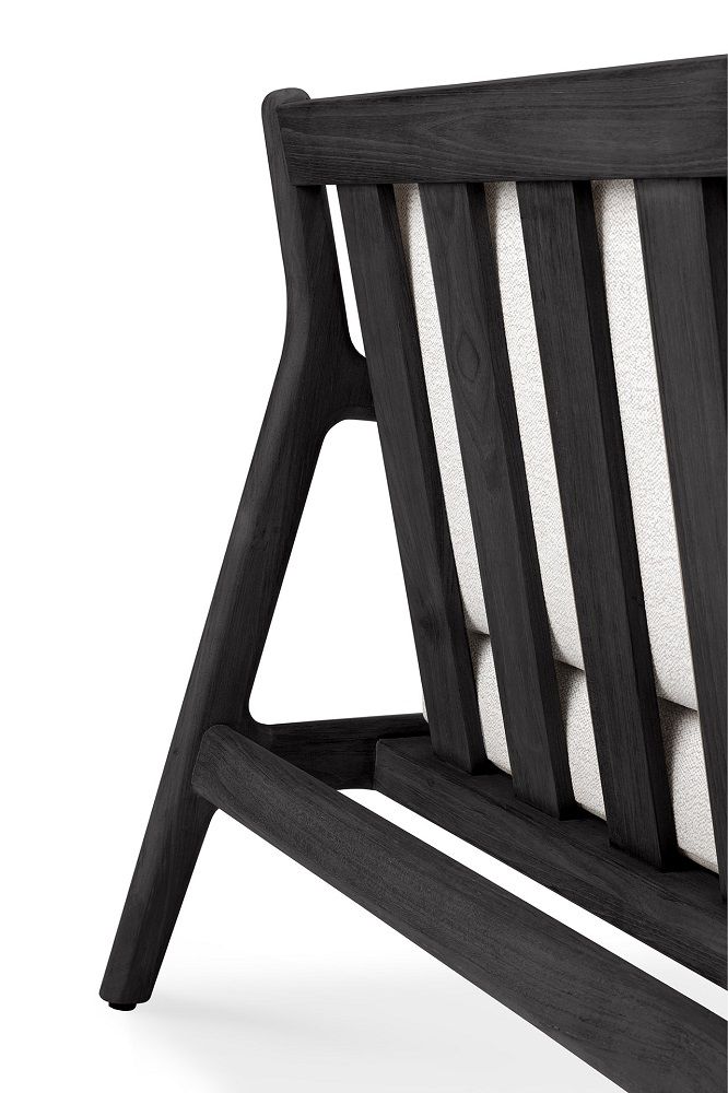 Detailansicht: Ethnicraft Jack Outdoor Sofa, schwarzes Teakholz, helle Polsterung, Gartenmöbel.