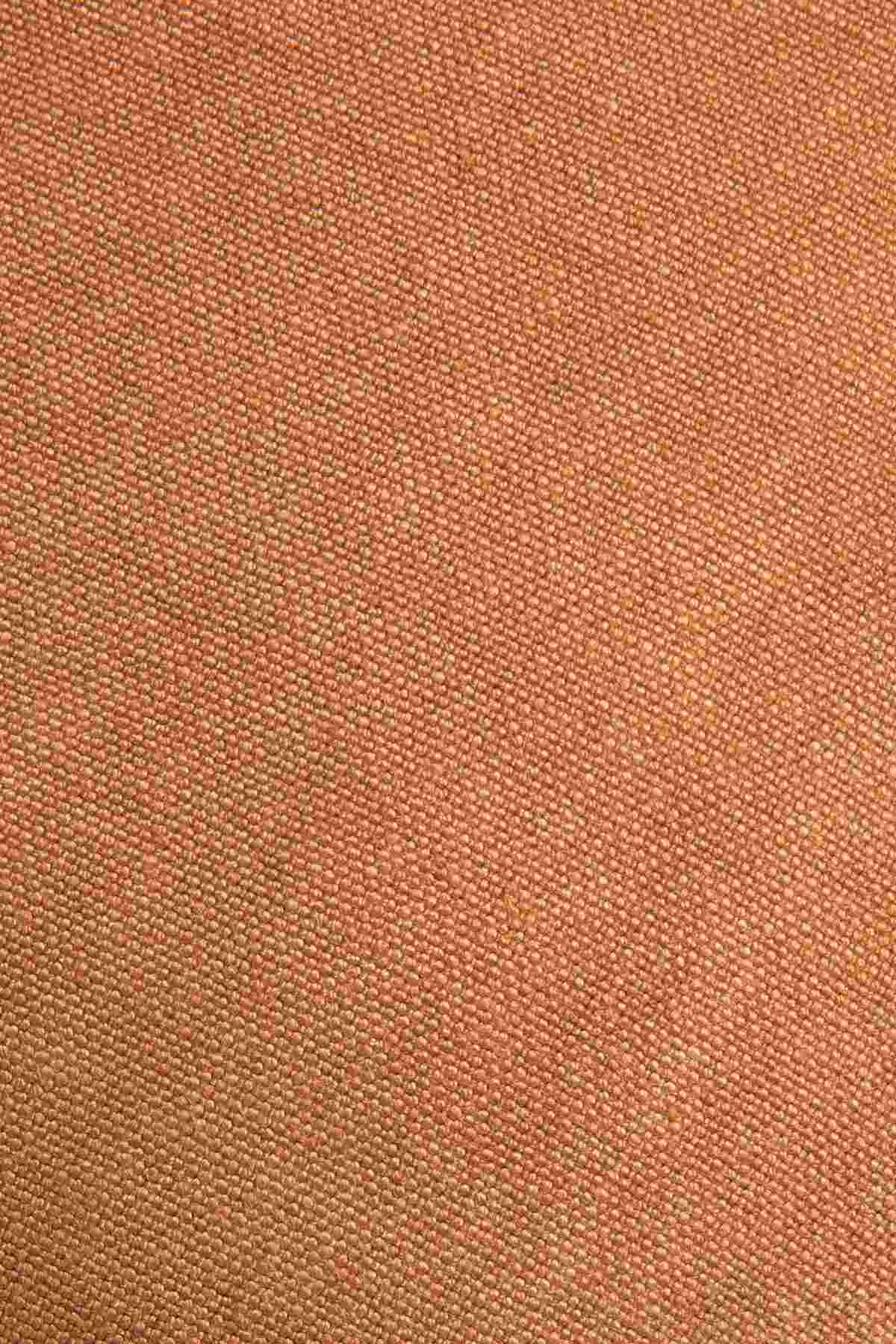 Detailaufnahme des orangefarbenen Stoffes vom Ethnicraft Lin Cushion Kissen (60x40 cm). Strukturierter Textilstoff für Wohnzimmer und Schlafzimmer.