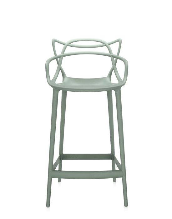 Hellgrüner Masters Barhocker von Kartell mit filigraner Rückenlehne und minimalistischem Design.