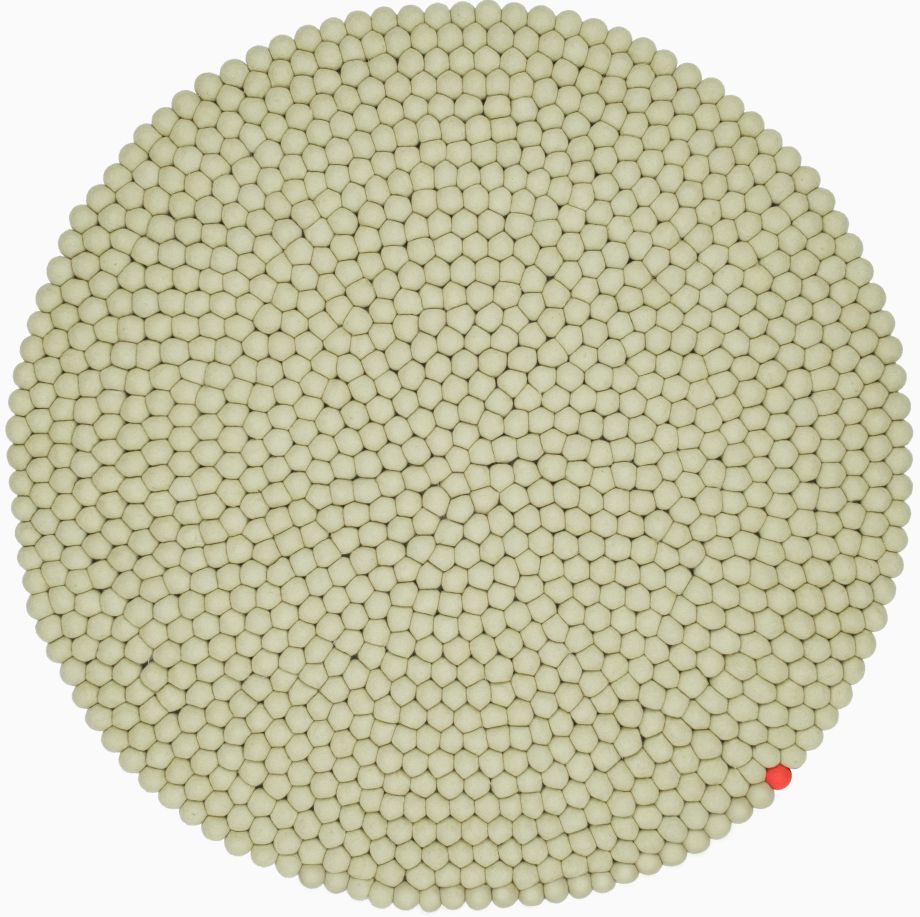 Runder, grünbeiger Filzteppich "Big One" von myfelt, Durchmesser 300 cm, aus vielen Filzkugeln.