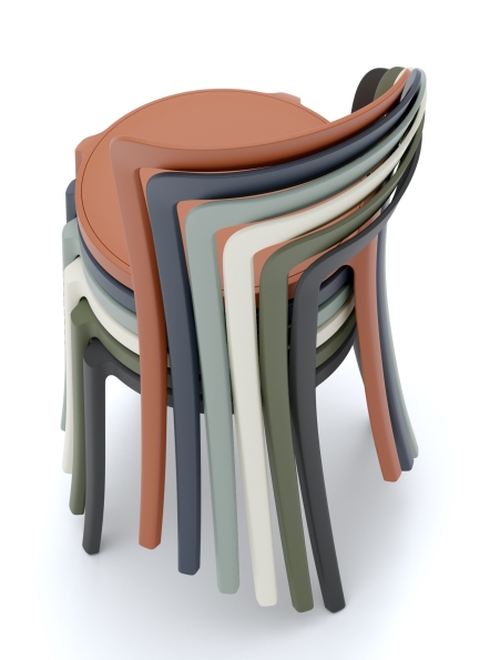 Gestapelte Emeco On & On Stühle aus recyceltem Material in verschiedenen Farben. Moderner Designstuhl.