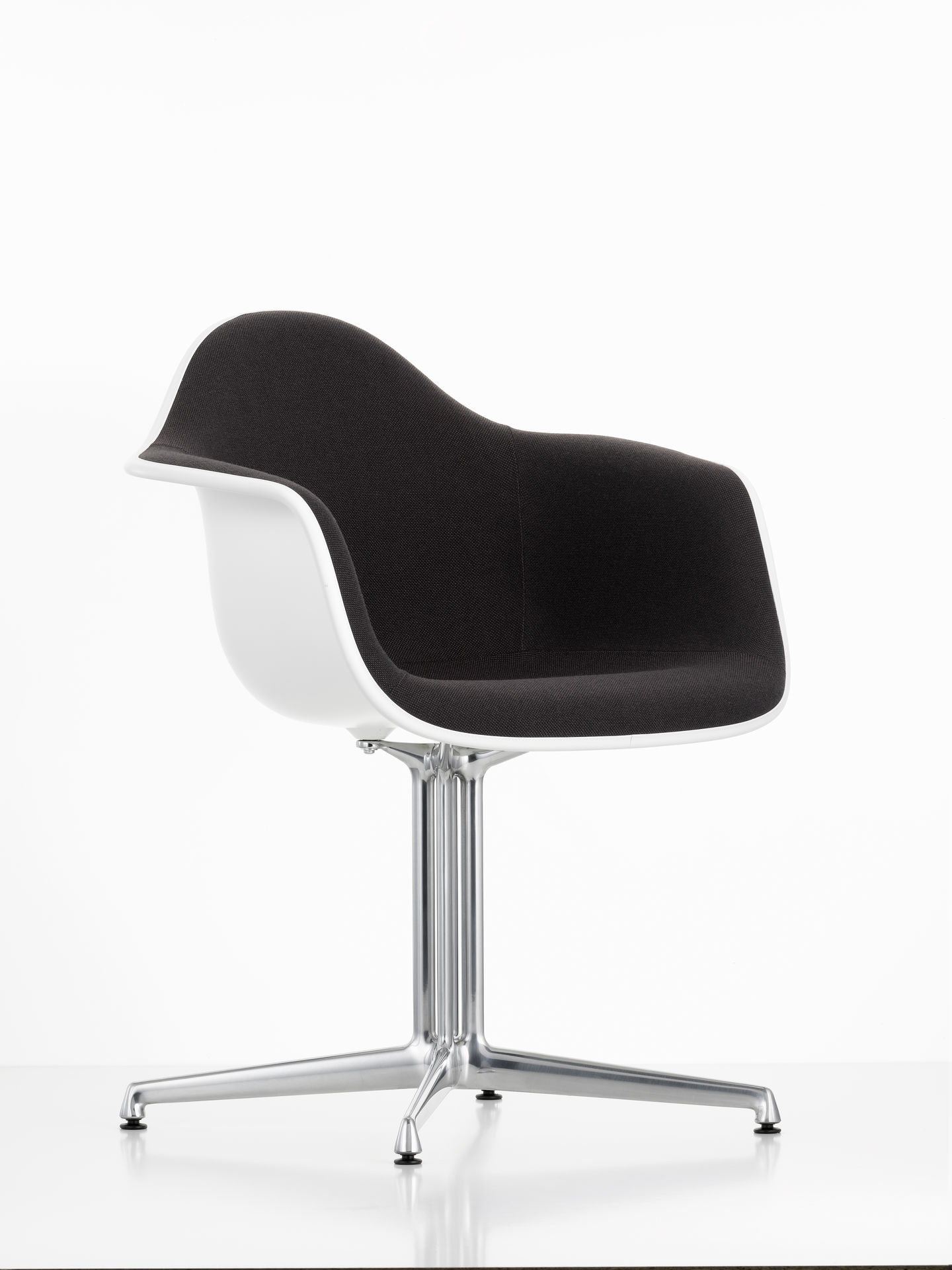 Eames Plastic Arm Chair DAL, vollgepolsterter Bürostuhl mit weißer Schale und verchromtem Fußkreuz.