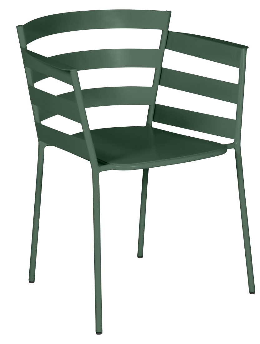 Grüner Rythmic Sessel von Fermob für den Außenbereich, moderner Gartenstuhl mit Armlehnen und Stahlgestell.