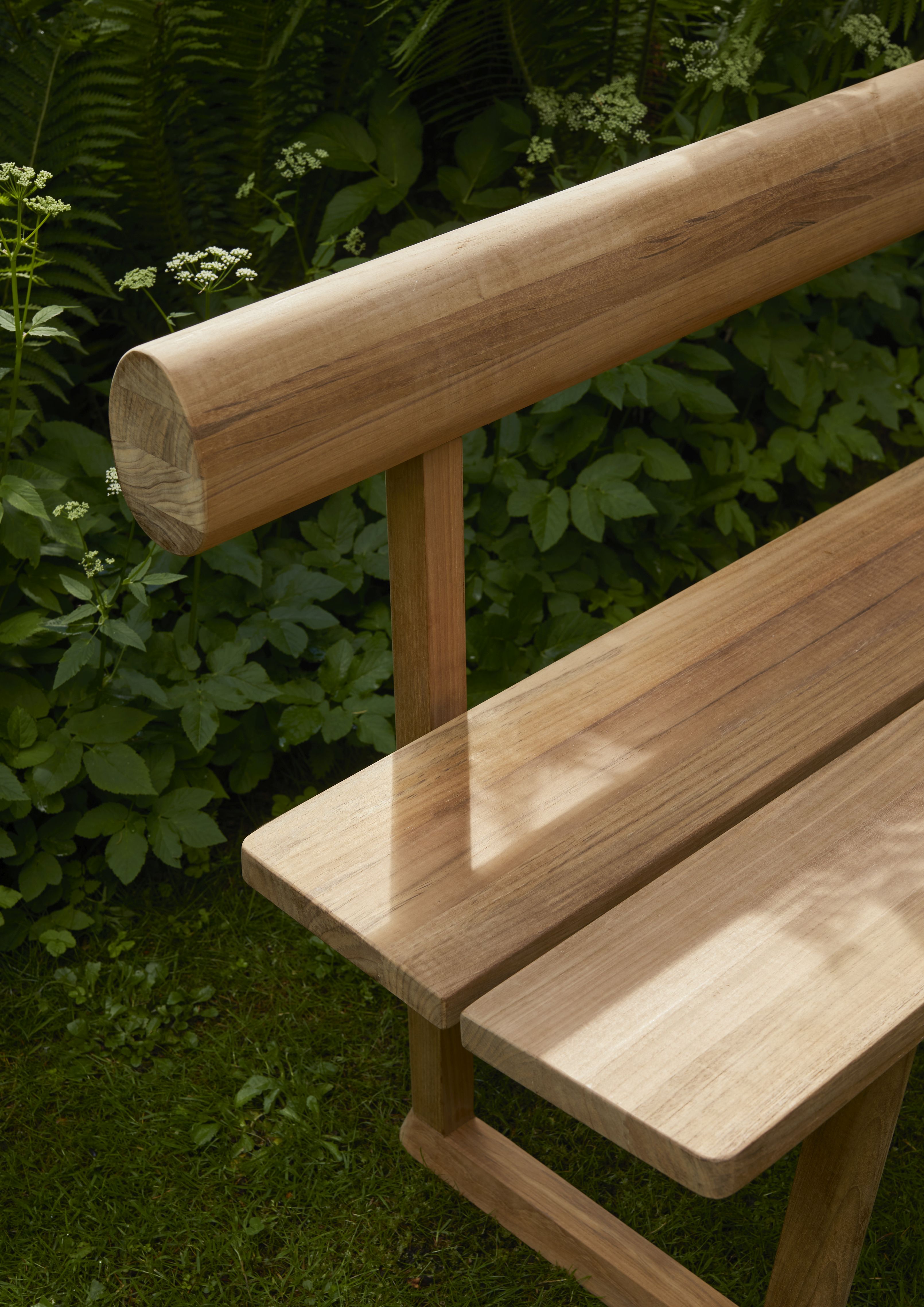 Nahaufnahme der Banco Teak Gartenbank von Skagerak by Fritz Hansen im Außenbereich.