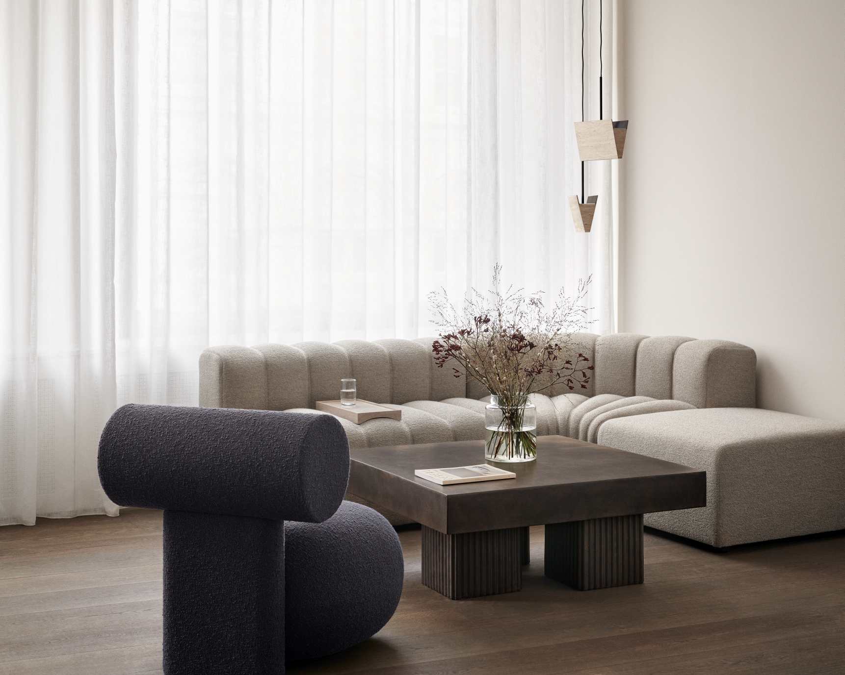 Hippo Lounge Chair Sessel von NORR11, vollgepolstert in Anthrazit, modernes Wohnzimmer mit Sofa.