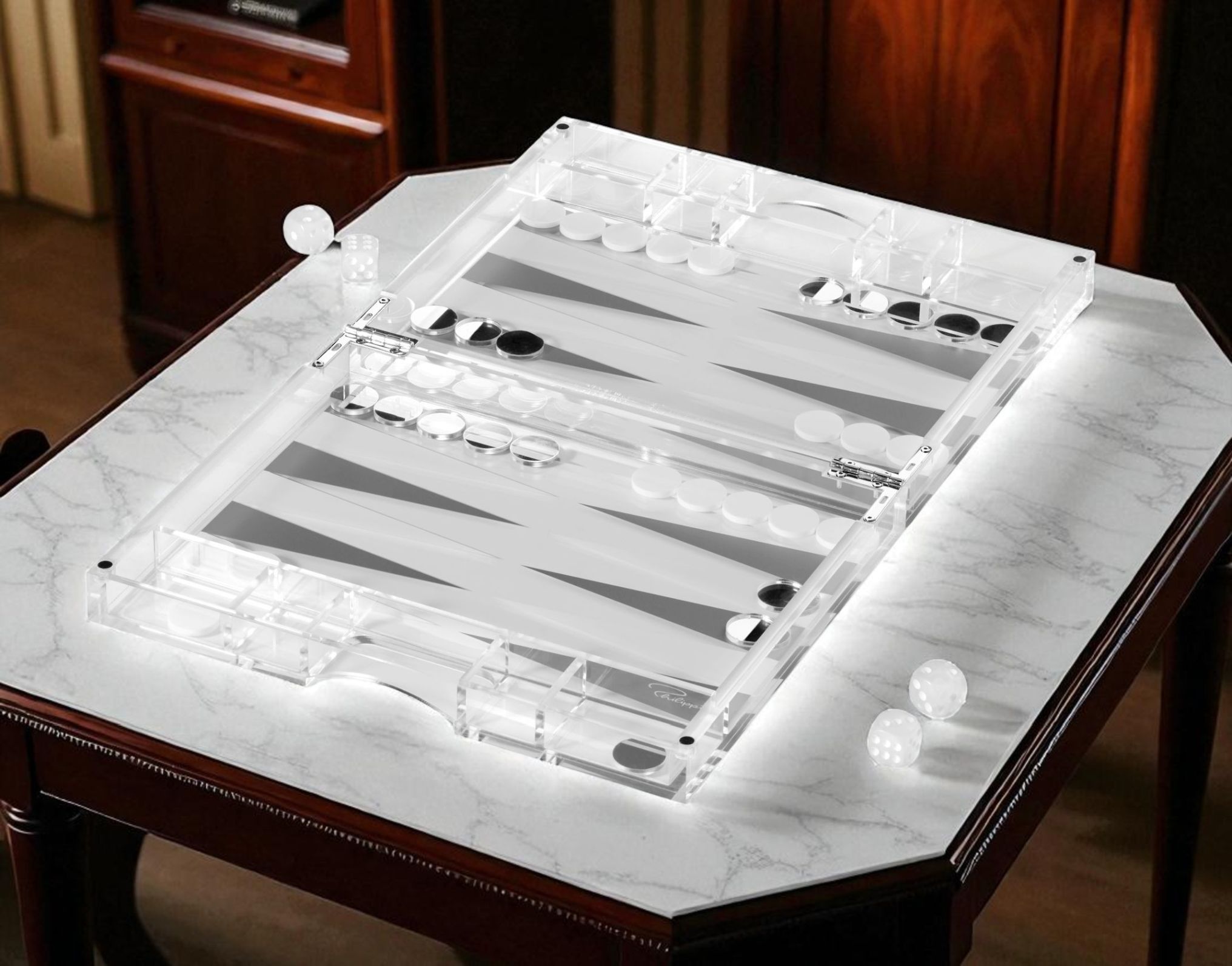 YAP Backgammon Spiel von Philippi aus Acryl auf einem Tisch mit Würfeln und Spielsteinen.
