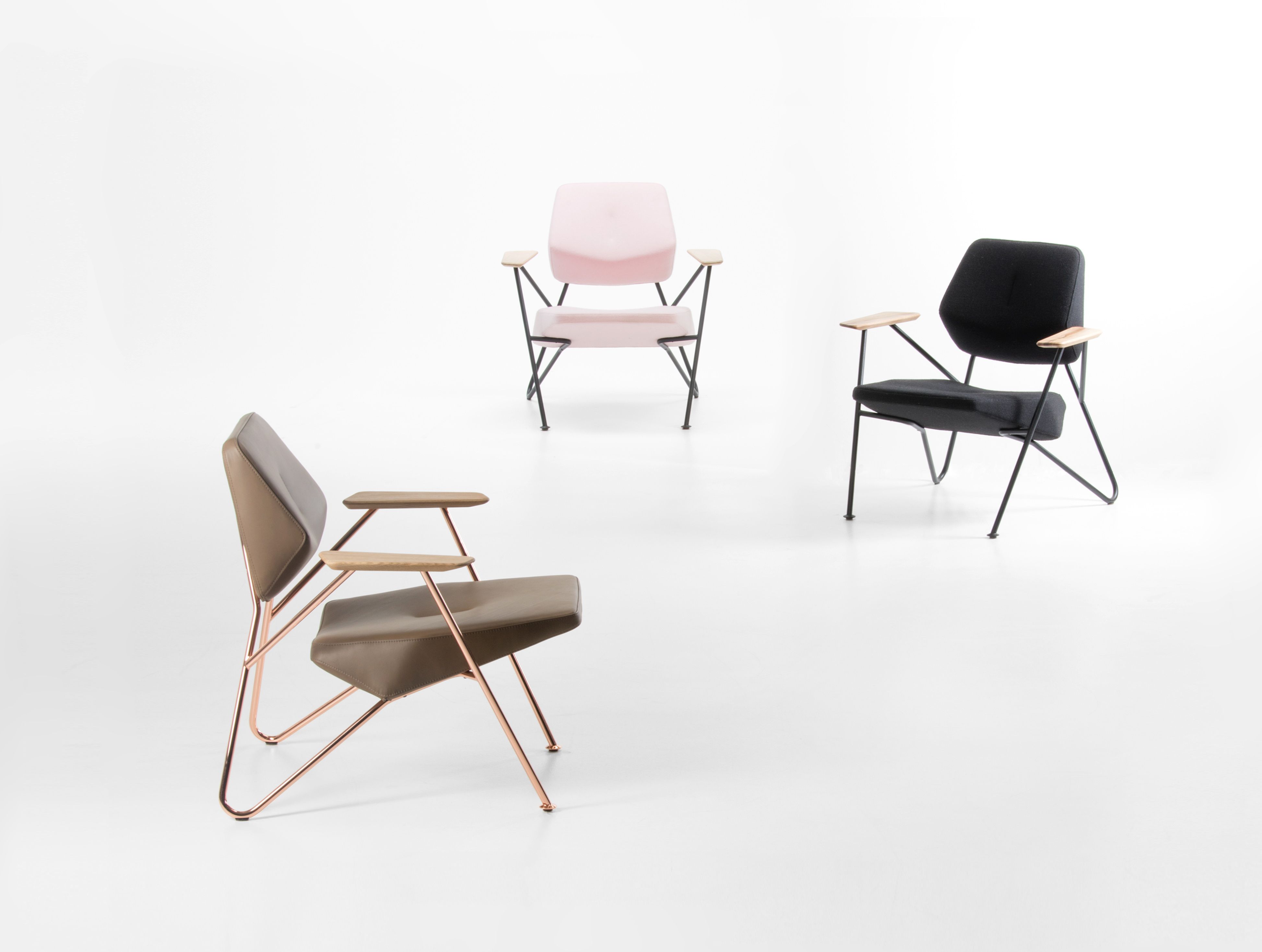 Drei Prostoria Polygon Sessel für Indoor und Outdoor in Schwarz, Rosa und Braun auf Weiß.