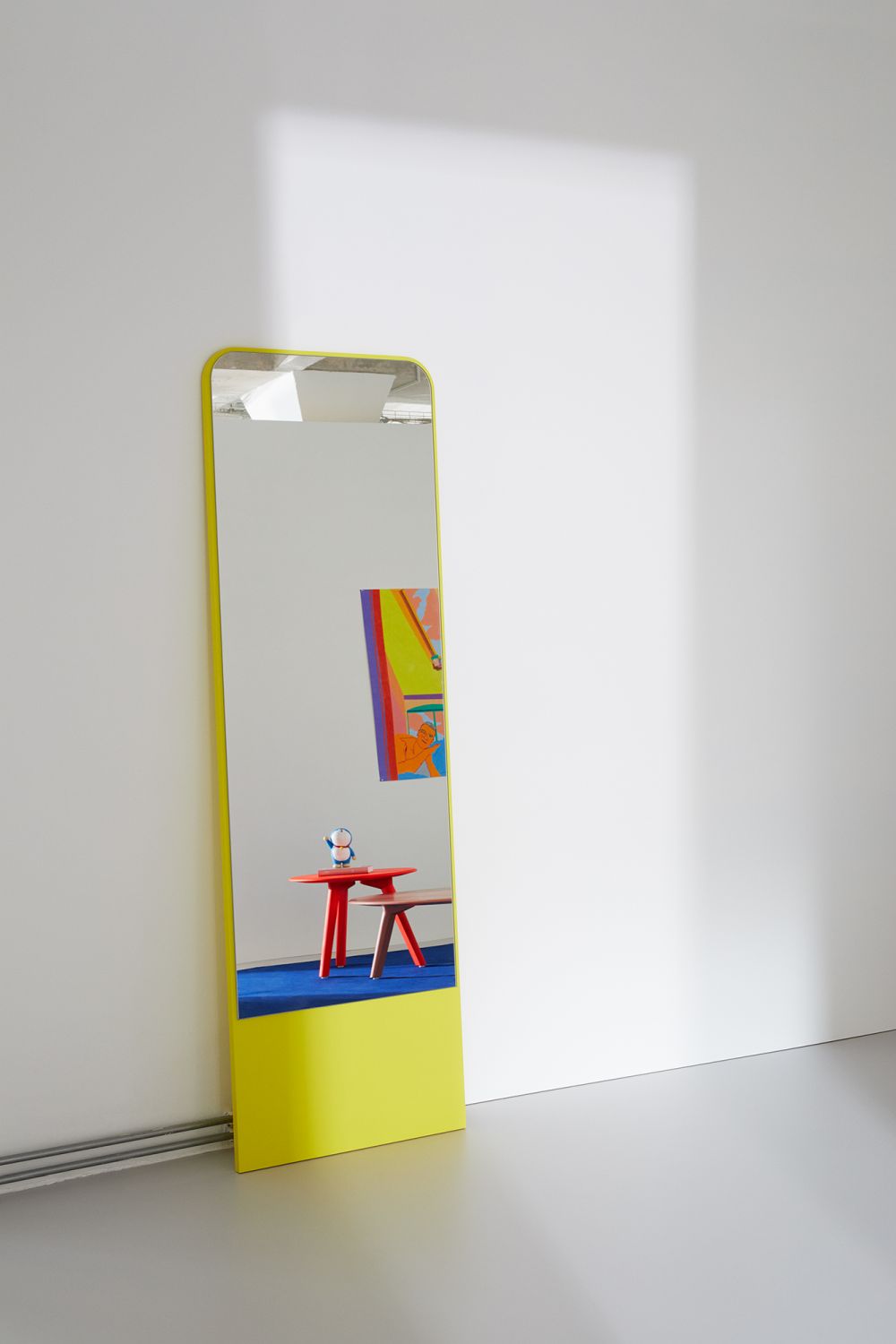 FRIEDRICH Spiegel Esche OUT: Gelber, schlanker Standspiegel mit abgerundeten Ecken im minimalistischen Design.