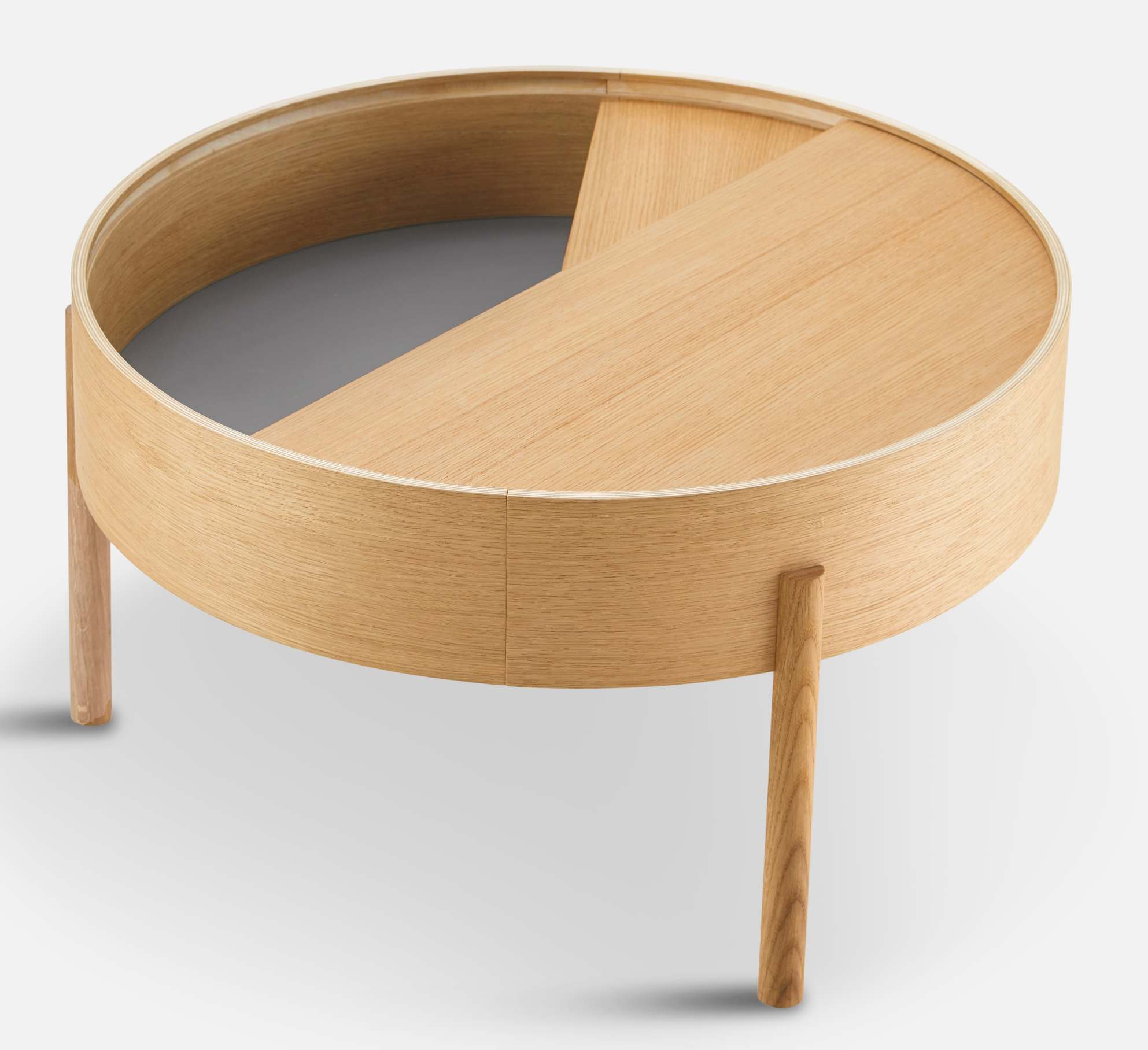 Runder Arc Couchtisch von Woud, Eiche geölt, mit Stauraum und drei Beinen.