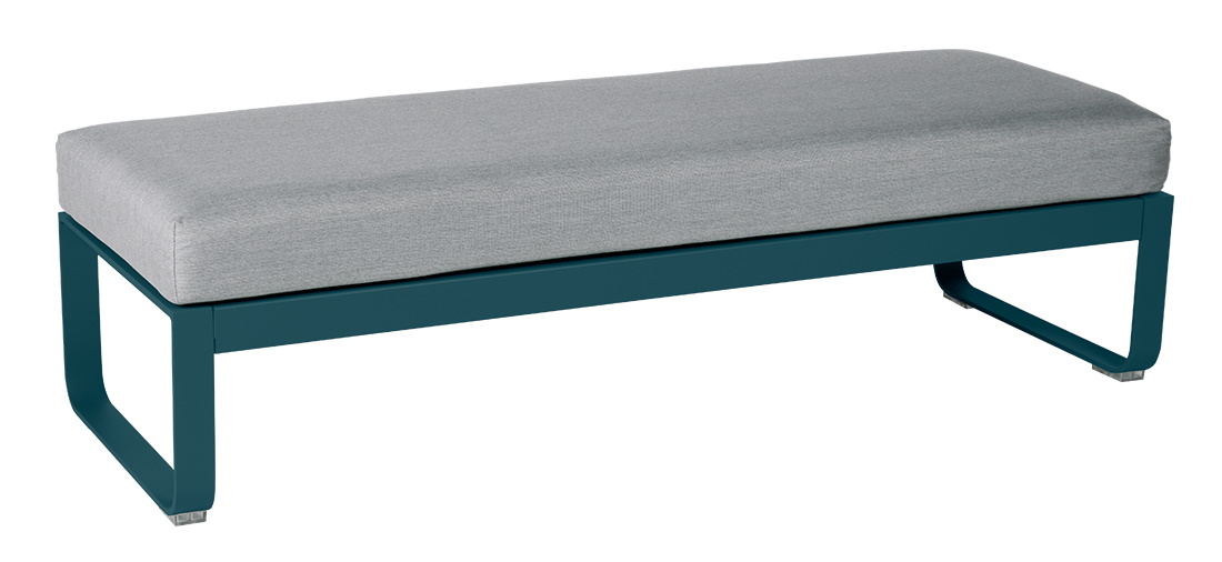 Bellevie Fermob Outdoor Hocker für zwei Personen mit grauem Polster und blauem Gestell.