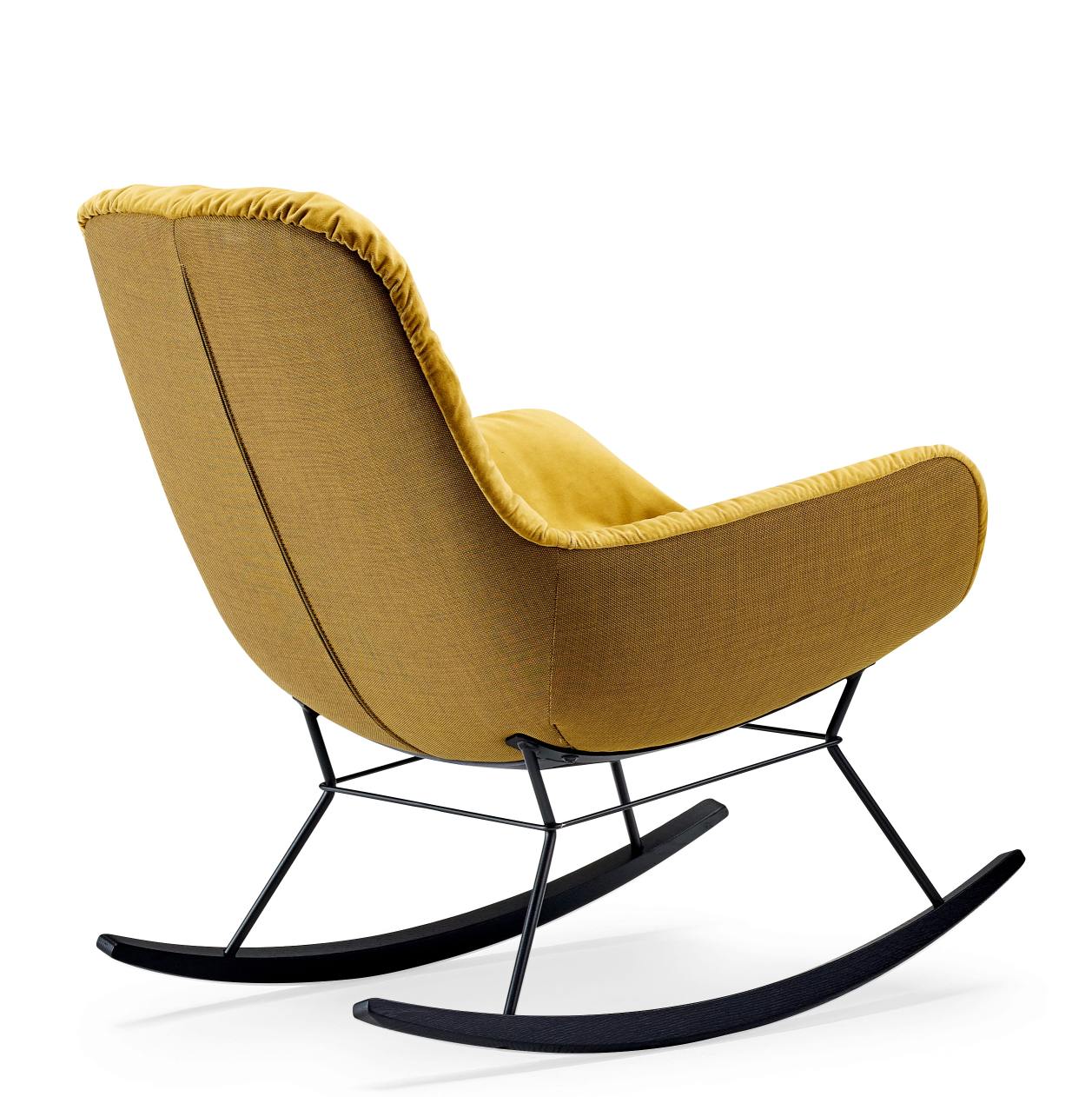Goldener Leya Rocking Lounge Chair Schaukelsessel von Freifrau Manufaktur mit schwarzem Metallgestell und Kufen.