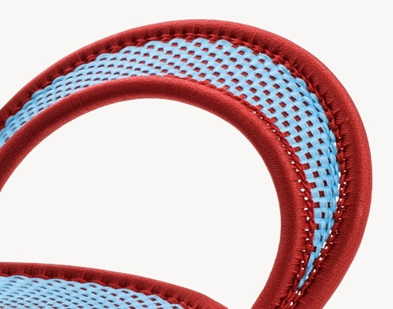 Detailaufnahme der Banjooli Bank: Türkis-rotes, gewebtes Design der Sitzfläche. Afrikanische Design Bank.