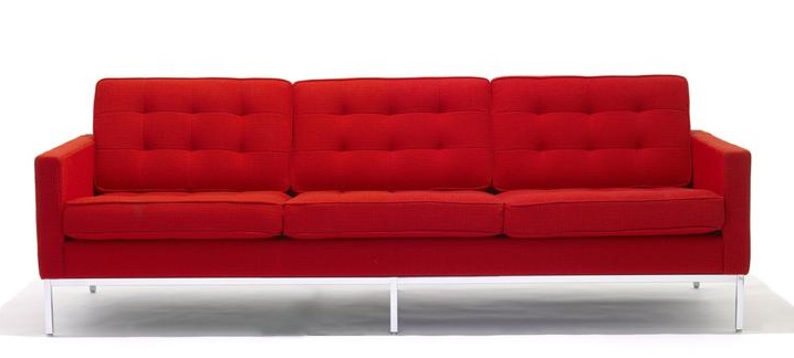 Rotes Florence Knoll RELAX Sofa von Knoll International mit Knopfheftung und Metallgestell.