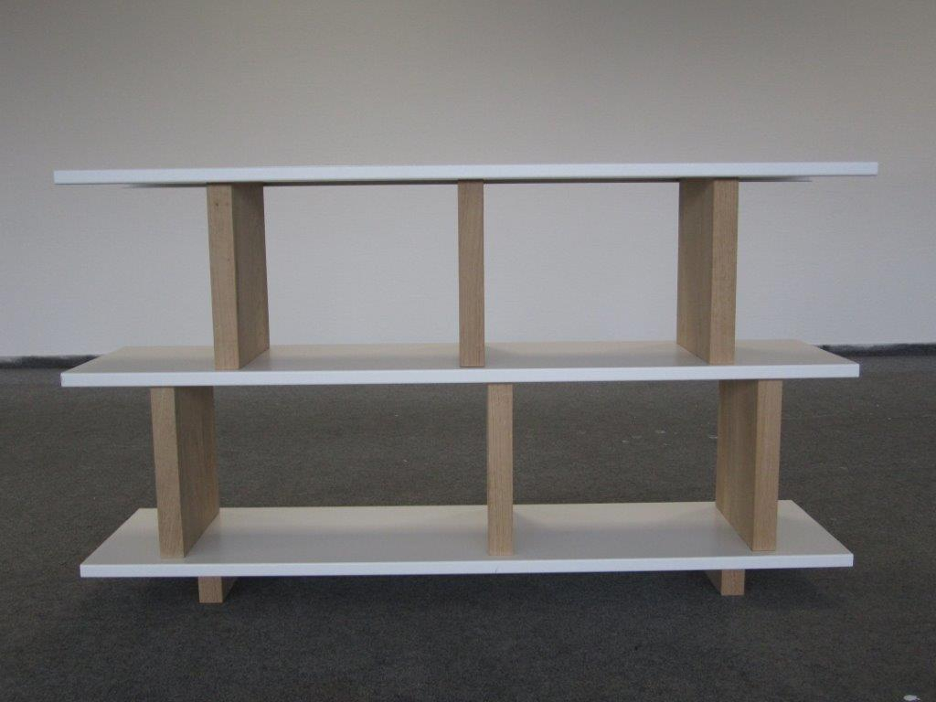 Tojo Regal Grundmodul: Dreistufiges, weißes Holzregal mit hellen Holzstützen für Wohnzimmer und Büro.