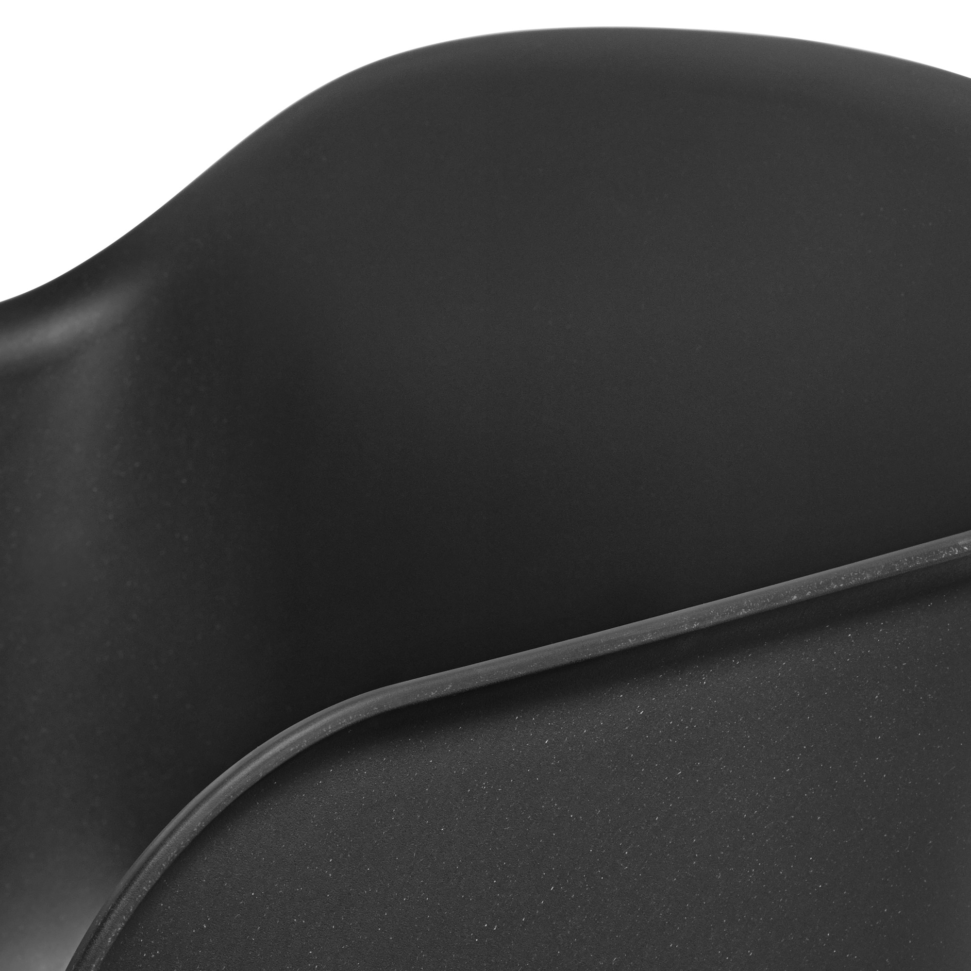 Detailaufnahme des schwarzen Muuto Fiber Armchair mit Kufengestell, Fokus auf Sitzschale und Armlehne.