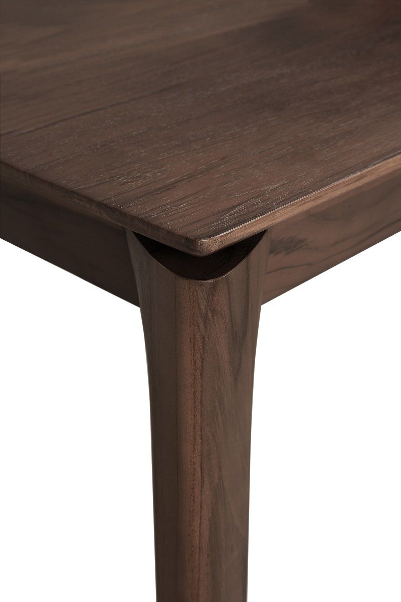 Detailansicht Bok Tisch: Dunkelbrauner Teakholztisch von Ethnicraft mit eleganten, abgerundeten Beinen.