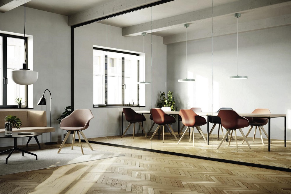 Yonda Universalstuhl Vierfußstuhl von Wilkhahn in moderner Büroumgebung mit Holzboden und Konferenztisch.