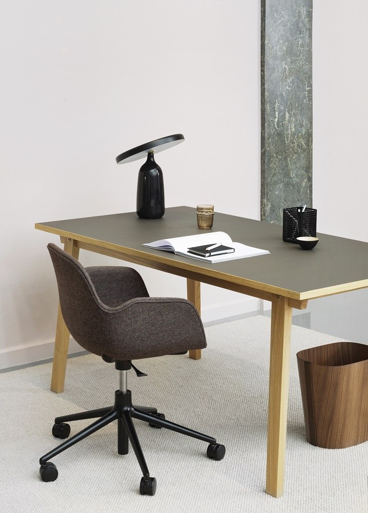 Tales of Wood Papierkorb von Normann Copenhagen aus Holz unter Schreibtisch im modernen Büro.