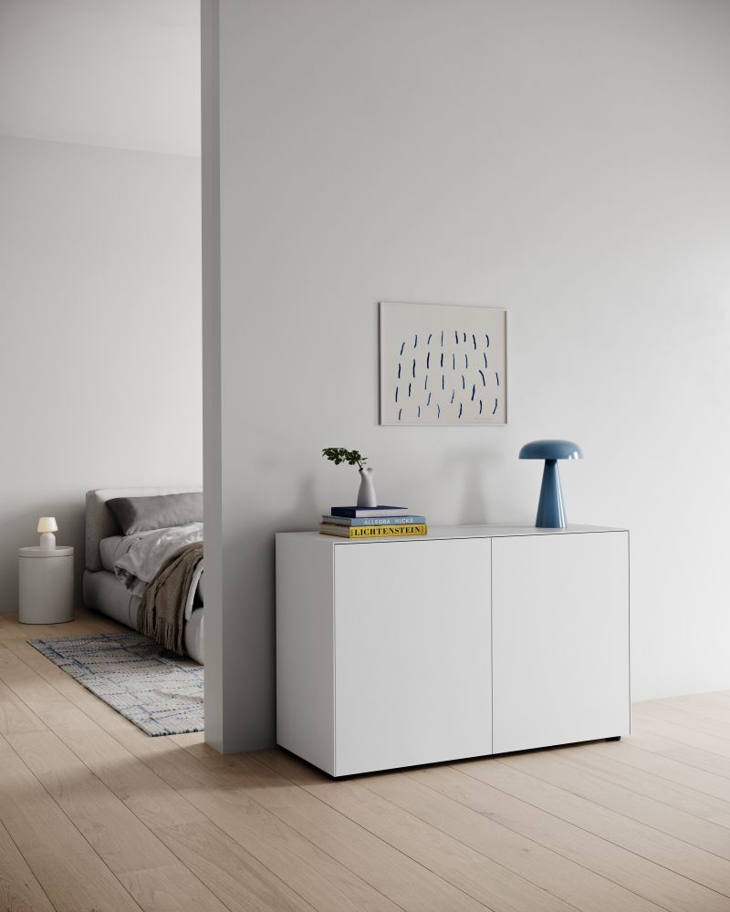 Weißes Nex Pur Box Board von Piure mit Tür im Schlafzimmer, minimalistisches Design.