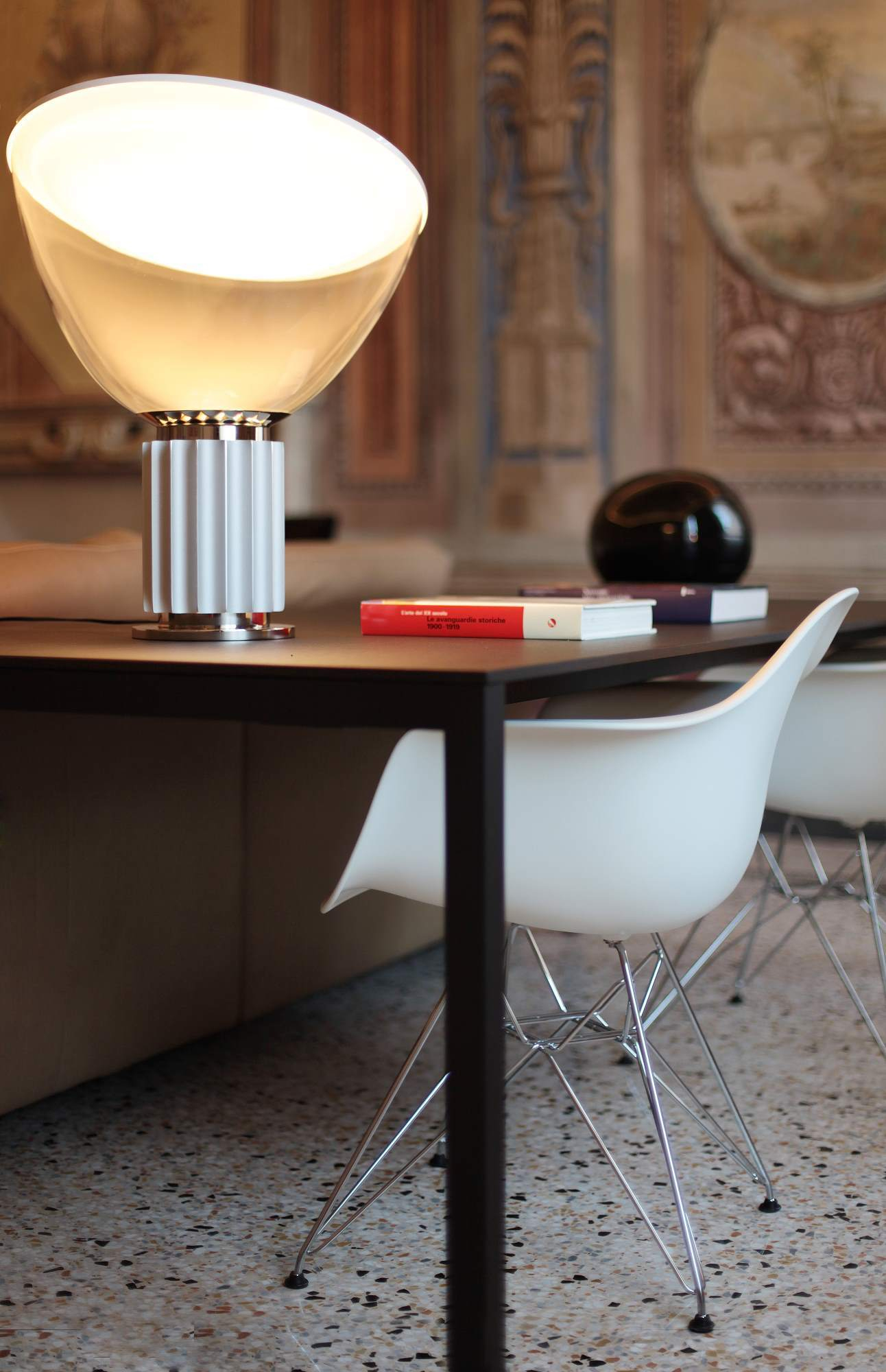 Taccia LED Tischleuchte von Flos, indirekte Beleuchtung mit modernem Design für stilvolle Wohnräume.