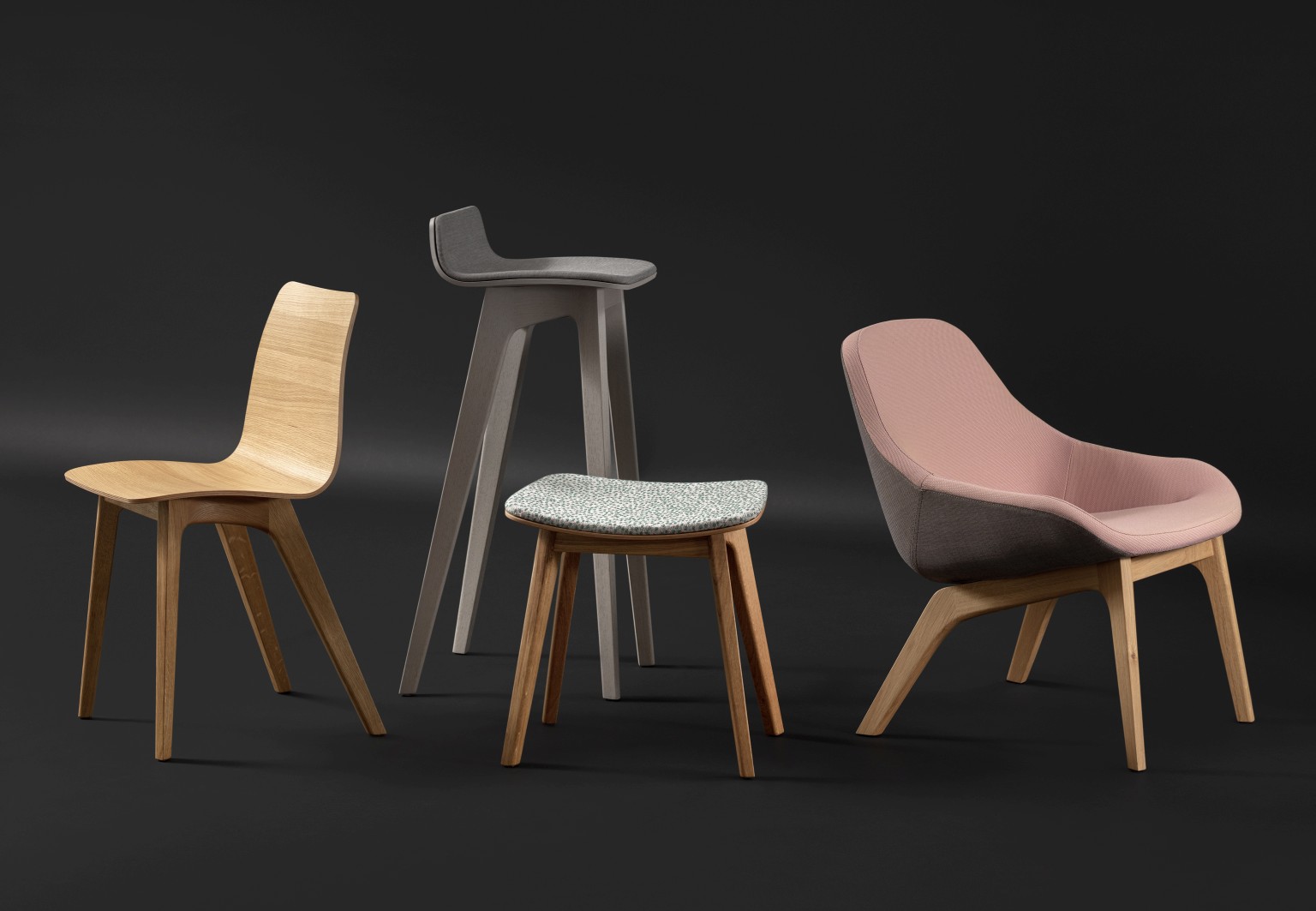 Morph Lounge Chair Sessel, Holzstuhl, Barhocker und Hocker mit Stoffbezug vor dunklem Hintergrund.