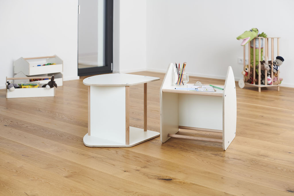 Tojo Kindermöbel: Multifunktionaler Schaukelhocker und Kindertisch aus Holz, ideal zum Spielen und Lernen.