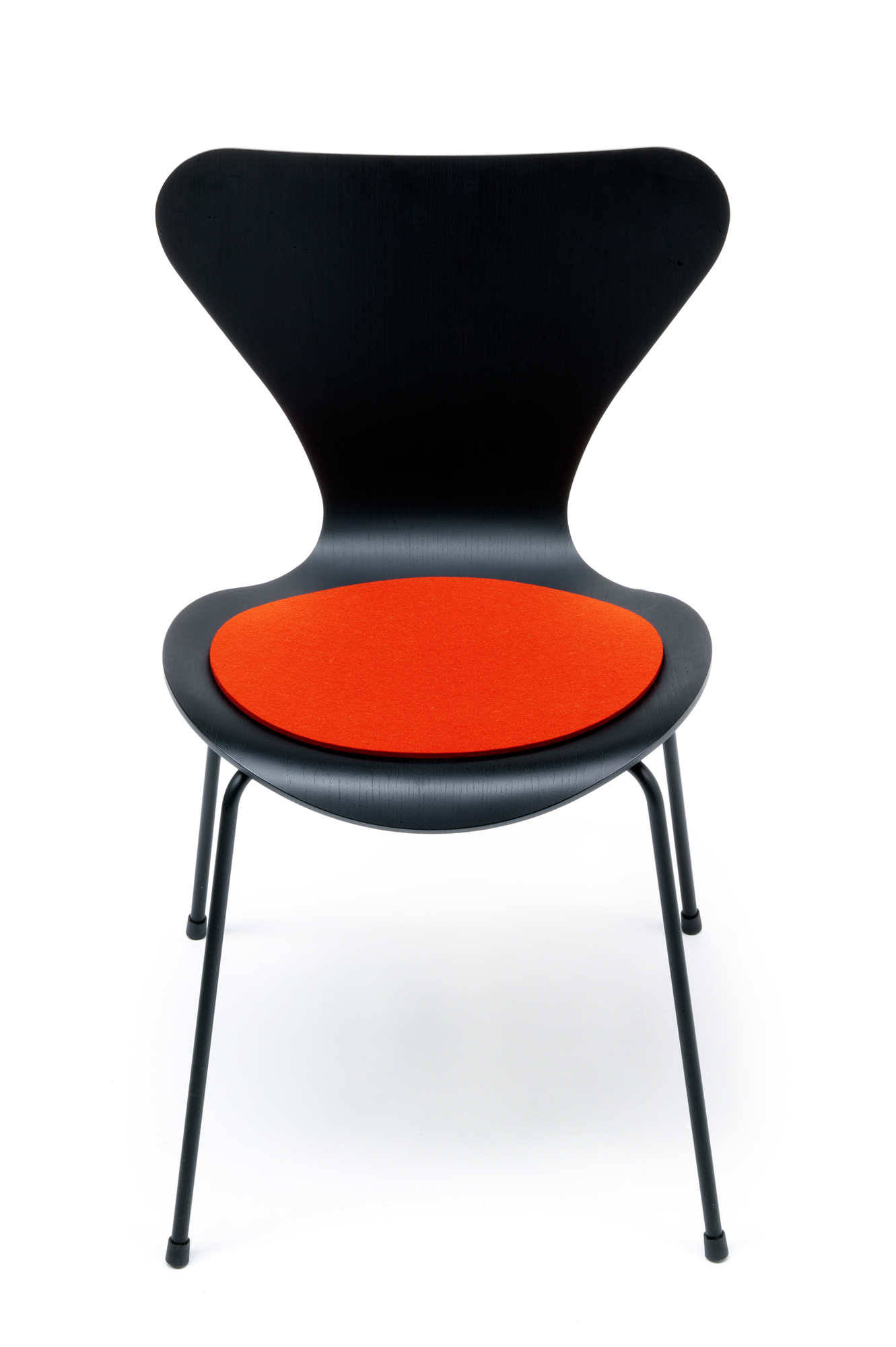 Schwarzer Siebener Stuhl mit Filzauflage in Mango von Hey Sign. Sitzauflage für Fritz Hansen Stühle.