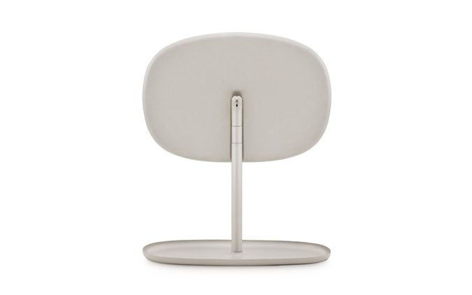 Beige Normann Copenhagen Flip Spiegel mit ovalem Spiegelkopf und Ablagefuß, Rückansicht.