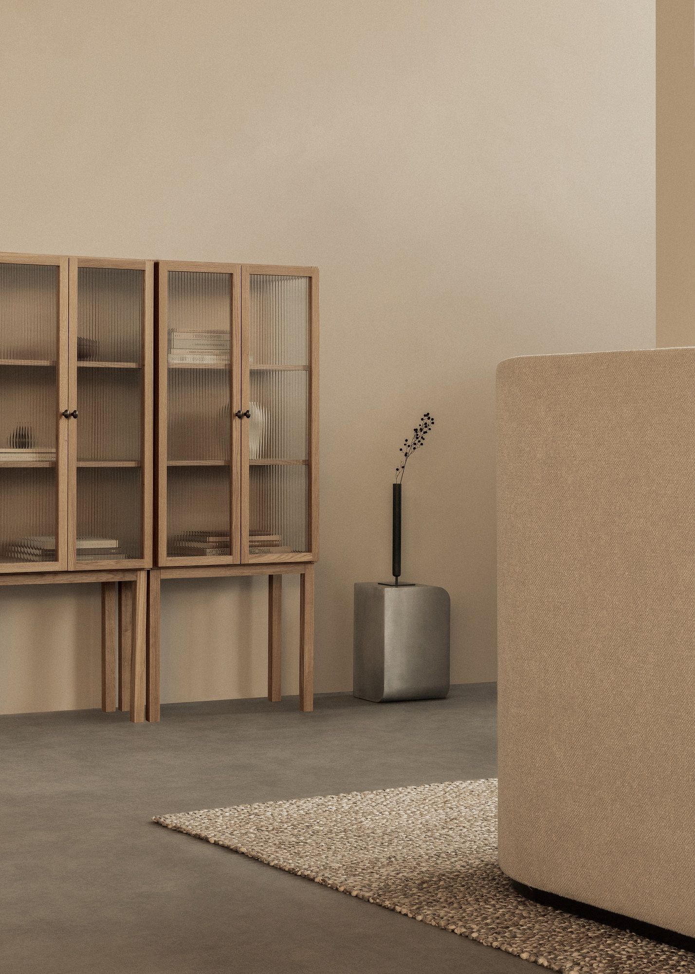 Audo Copenhagen Volume Side Table Beistelltisch aus Metall, kombiniert mit einem modernen Holzschrank im Wohnzimmer.
