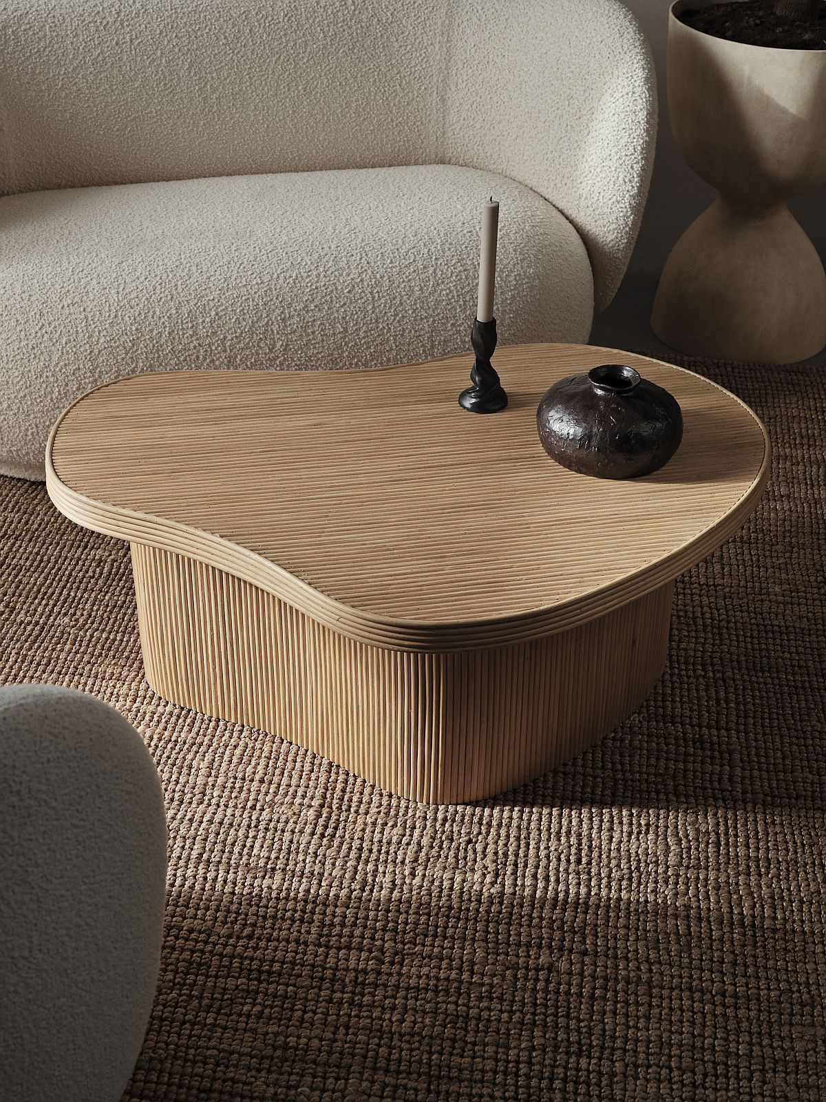 Isola Couchtisch von Ferm Living in Naturholz, modernes Design mit Kerze und Vase.