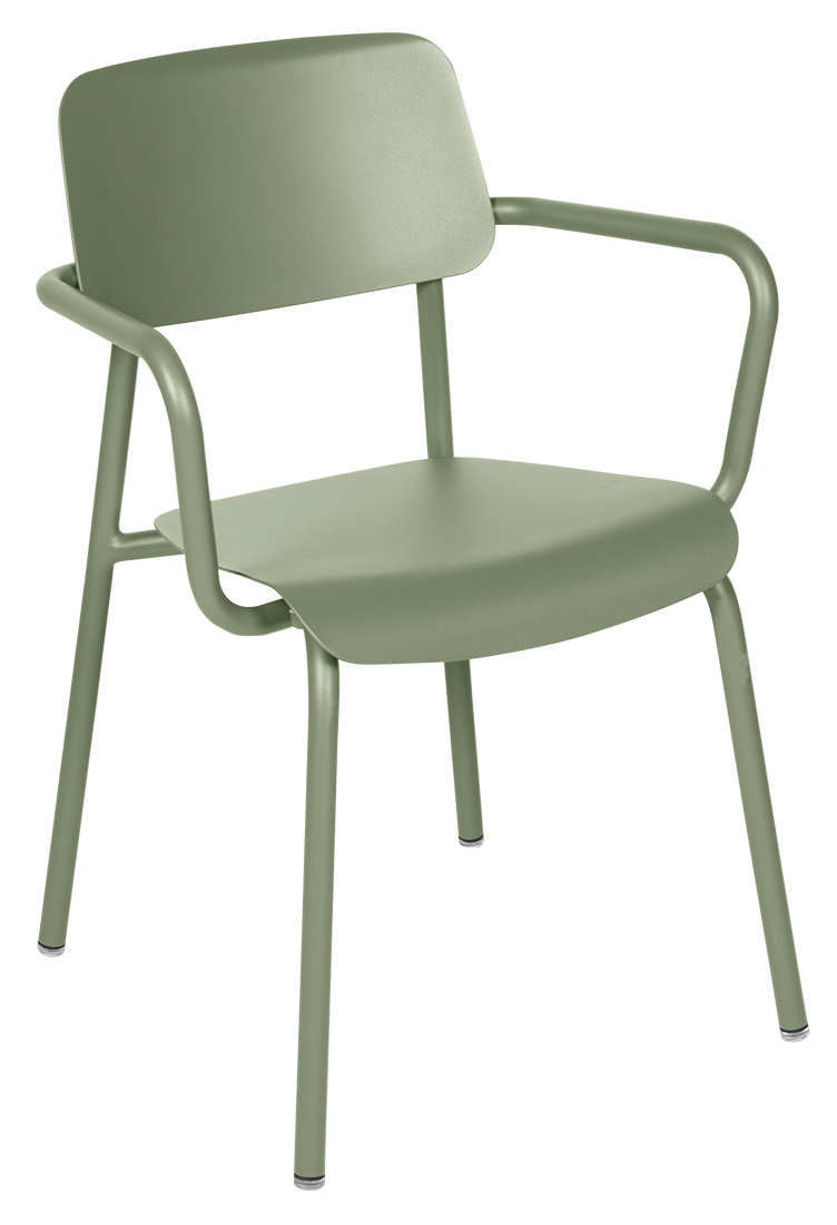 Nahaufnahme des grünen Fermob Studie Chair Stuhls für den Außenbereich, moderner Metallstuhl mit Armlehnen.