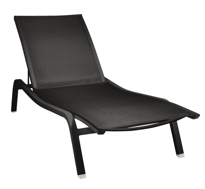 Schwarze Alizé Sonnenliege von Fermob, minimalistisches Design für Garten, Terrasse oder Balkon.