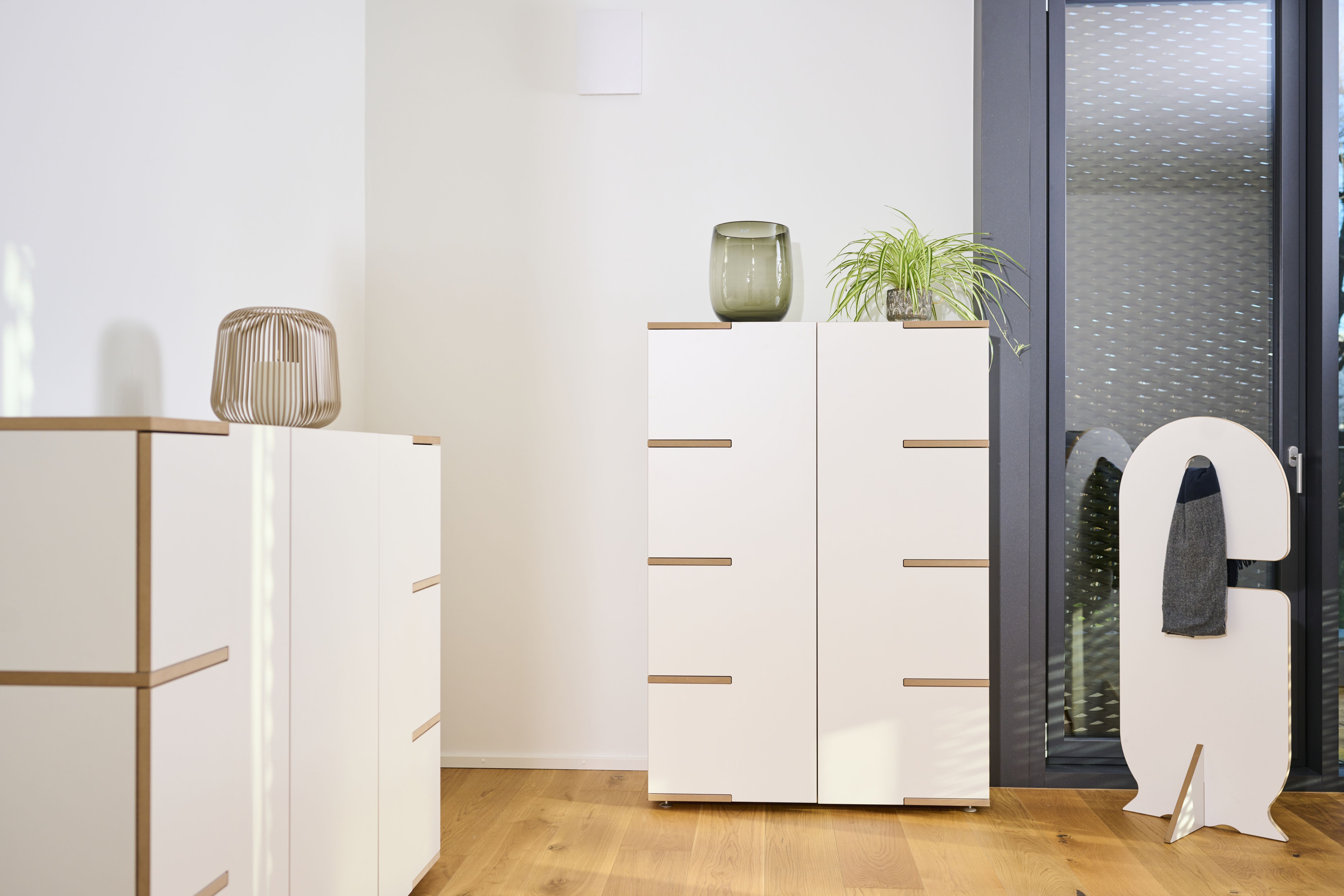 Helles Tojo Stau Sideboard im modernen Wohnzimmer mit Dekoration und Holzboden. Stauraum Möbel für Wohnen.