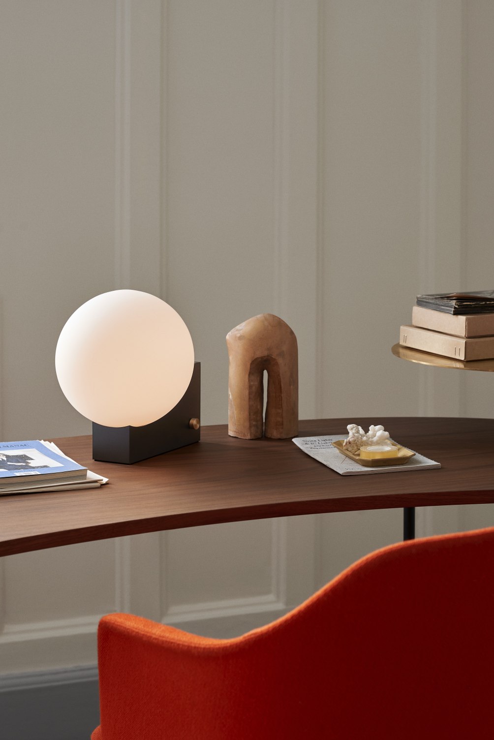 Detailaufnahme des AndTradition Palette JH9 Schreibtischs mit Lampe und Dekoration. Moderner Sekretär für Büro und Zuhause.