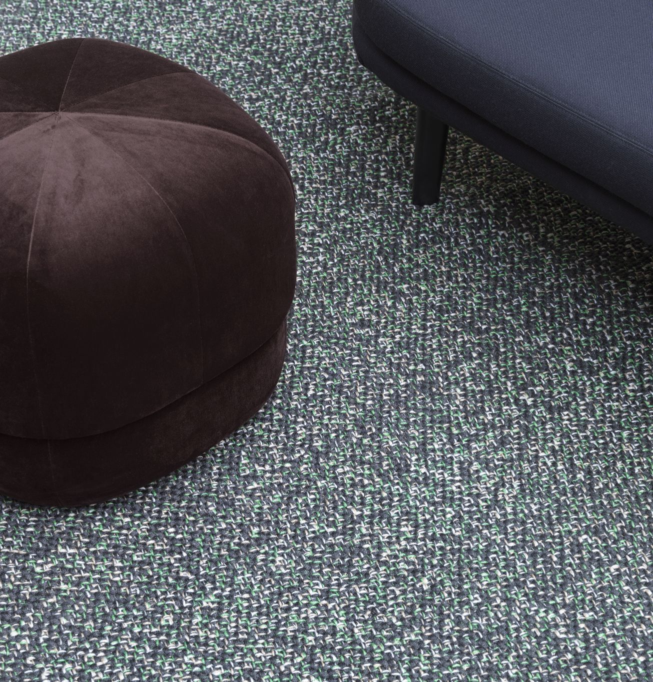 Brauner Circus Pouf Hocker von Normann Copenhagen auf gemustertem Teppich, Sitzmöbel.
