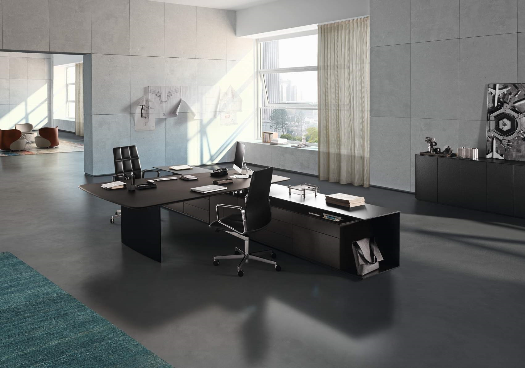 Moderner Büroraum mit schwarzem Walter Knoll Leadchair Executive Drehstuhl und großem Schreibtisch für stilvolles Arbeiten.