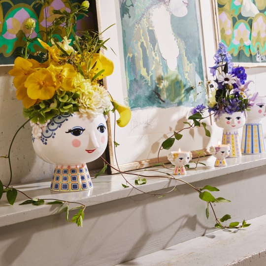 Eva Teelichthalter von Bjorn Wiinblad, 2er Set: Keramik Teelichthalter in Kopf-Form mit Blumen als Haare.