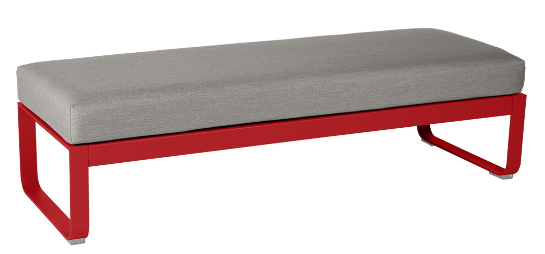 Bellevie Outdoor Hocker von Fermob, rot lackiertes Metallgestell mit grauem Polster, 2-Sitzer Gartenbank.