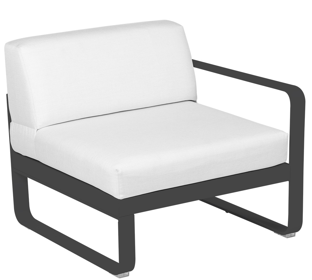 Bellevie 1-Sitzer Modul Outdoor Sofa von Fermob mit rechtem Armteil und weißen Polstern.